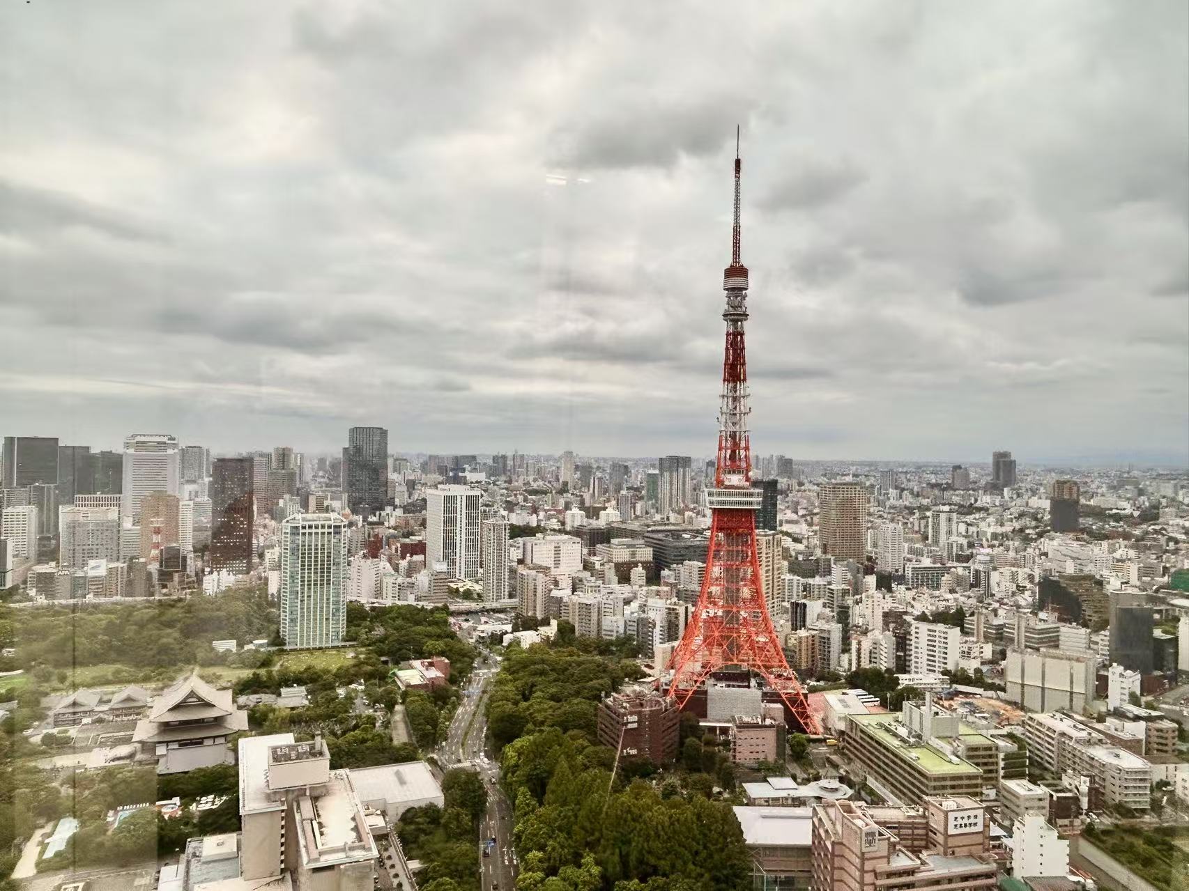 東京タワーと東京の街並み